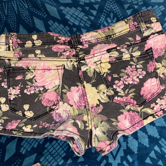 CUTE FLOWER PATTERN SHORT SHORTS - Picture 2 of 4